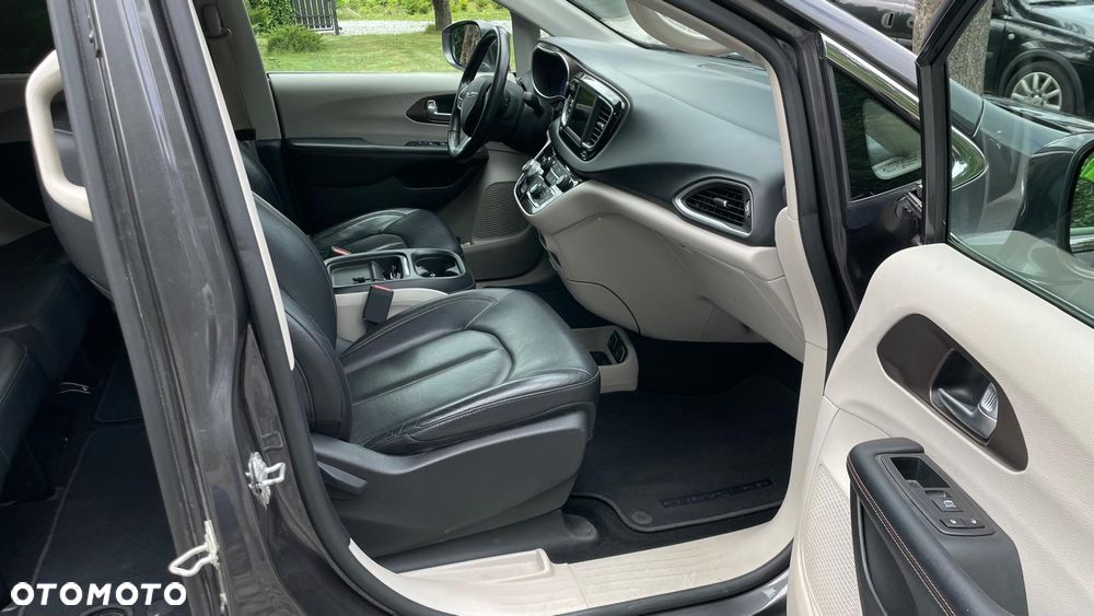 Chrysler Pacifica - 4