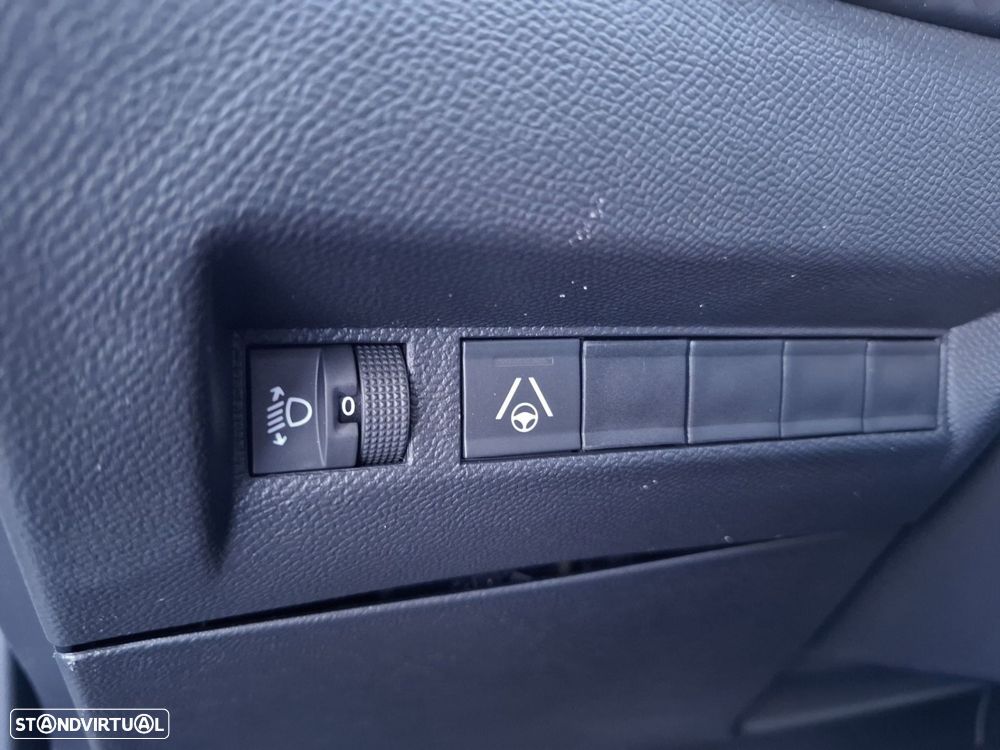 Peugeot 2008 1.2 Hybrid Allure e-DCS6 - 19