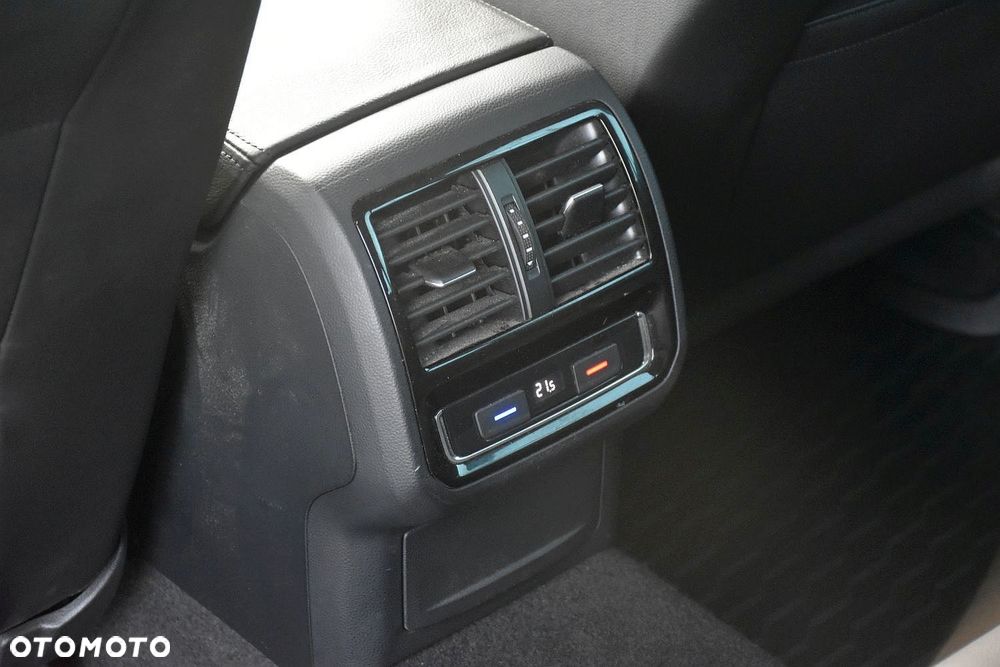Volkswagen Passat Variant 2.0 TDI SCR DSG 4Motion Elegance - 18