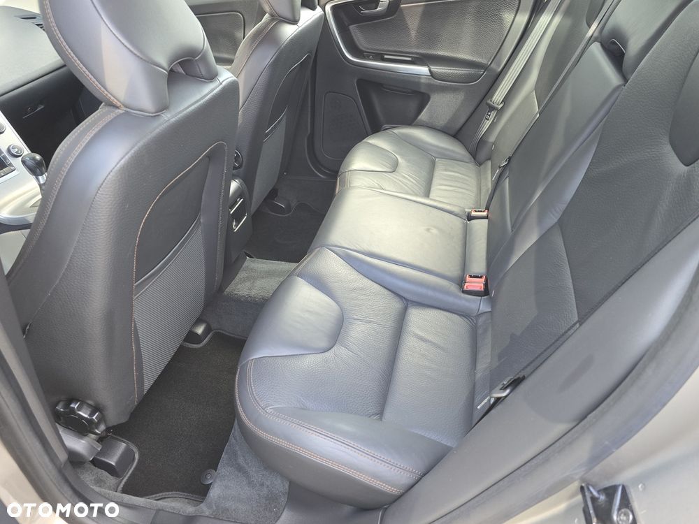Volvo XC 60 D4 AWD R-Design Momentum - 12