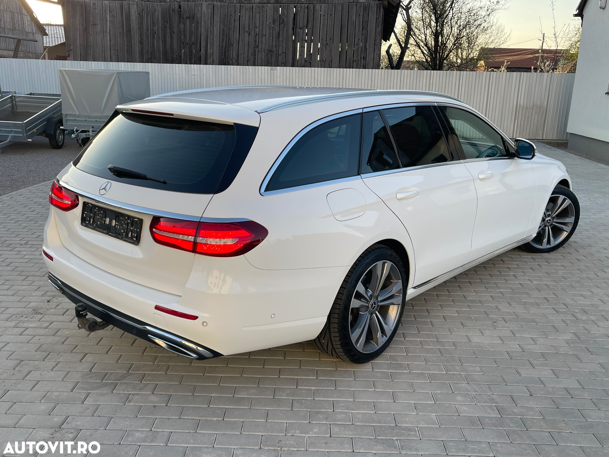 Mercedes-Benz E 220 d 4Matic T 9G-TRONIC Avantgarde - 3
