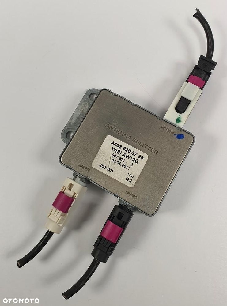 WZMACNIACZ ANTENY MERCEDES W204 A4638203789 - 1