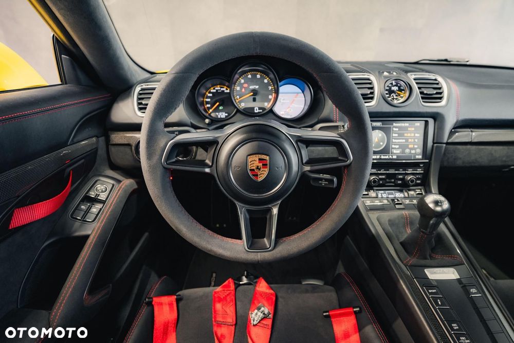Porsche Cayman GT4 - 12