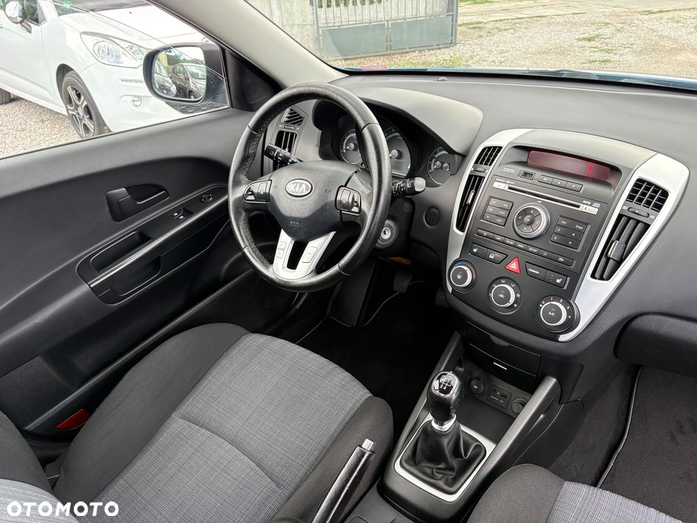 Kia Ceed - 27