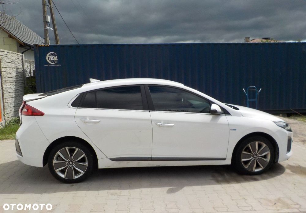 Hyundai IONIQ - 16