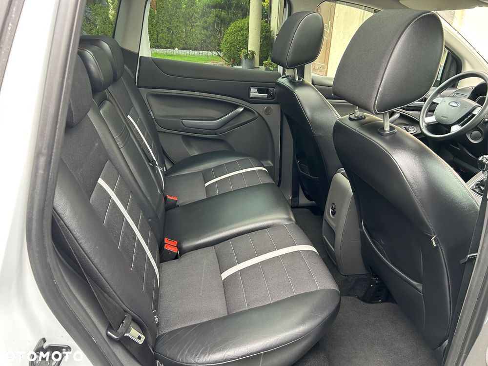 Ford Kuga 2.0 TDCi 2x4 Titanium - 25