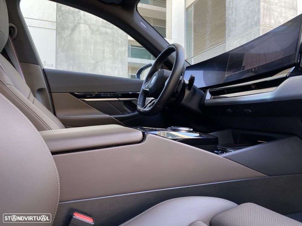 BMW 530 e Pack Desportivo M Pro — fotografia 18