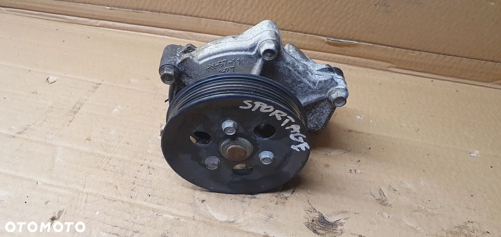 Pompa wody płynu koło pasowe Kia Sportage III 2.0 CRDI - 1