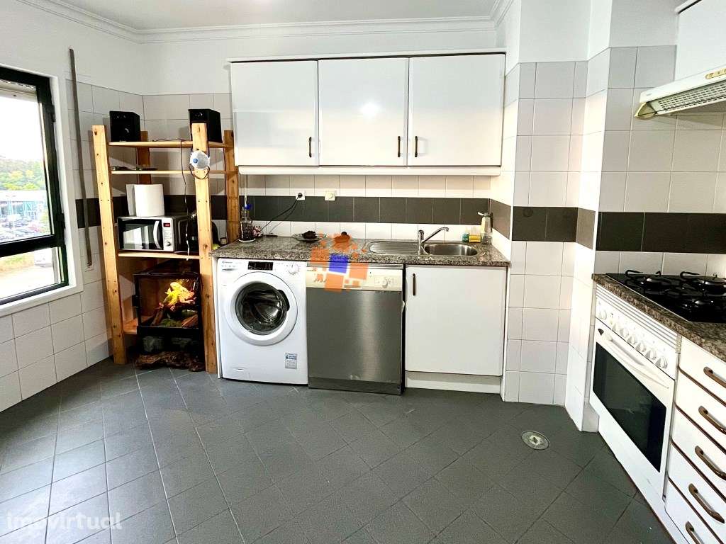 Oportunidade no Feijó - Apartamento T3 com Parqueamento e Arrecadação - Grande imagem: 2/24