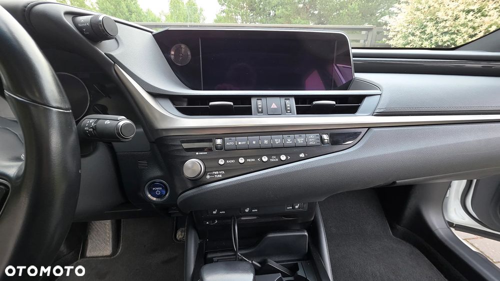 Lexus ES 300h Business Edition - 10