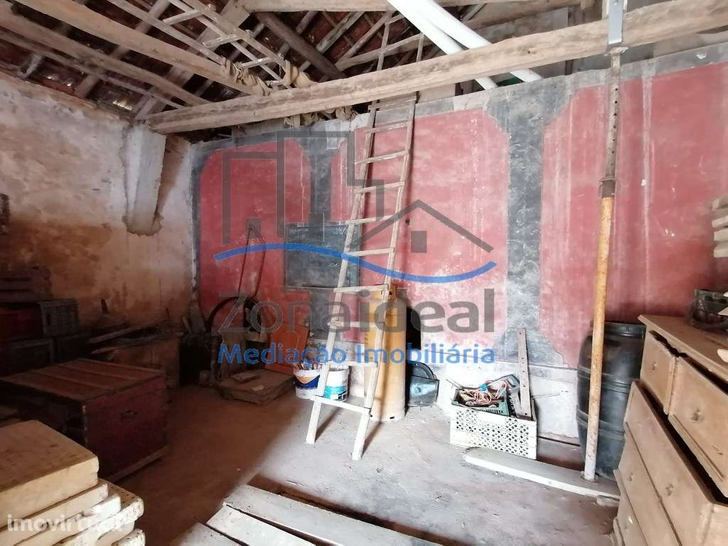 Adega com 4 depósitos, 3 lagares, 2 prensas e 1 poço - Penafirme da... - Grande imagem: 3/8