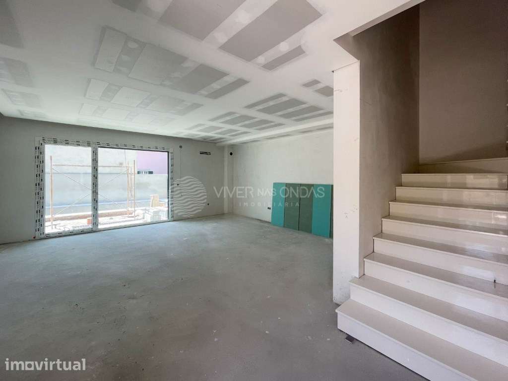 Moradia Geminada T4 - 3 Suítes, Piscina e Garagem - Fernão Ferro - Grande imagem: 4/45