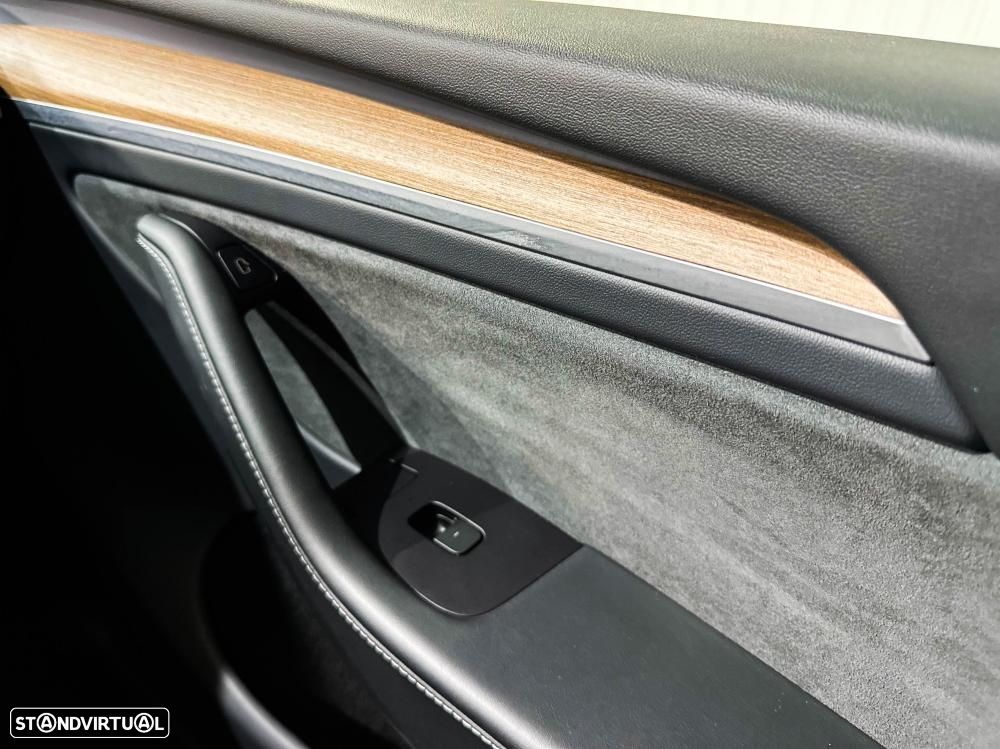 Tesla Model Y Performance Dual Motor AWD - 33