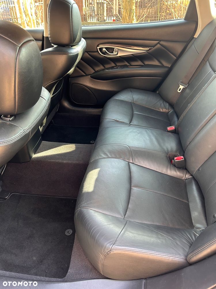 Infiniti Q70 - 10