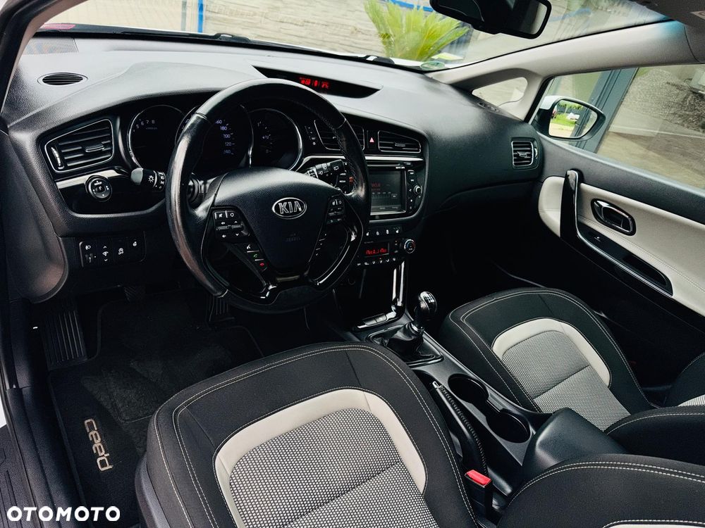 Kia Ceed 1.6 GDI Dream Team Edition - 16