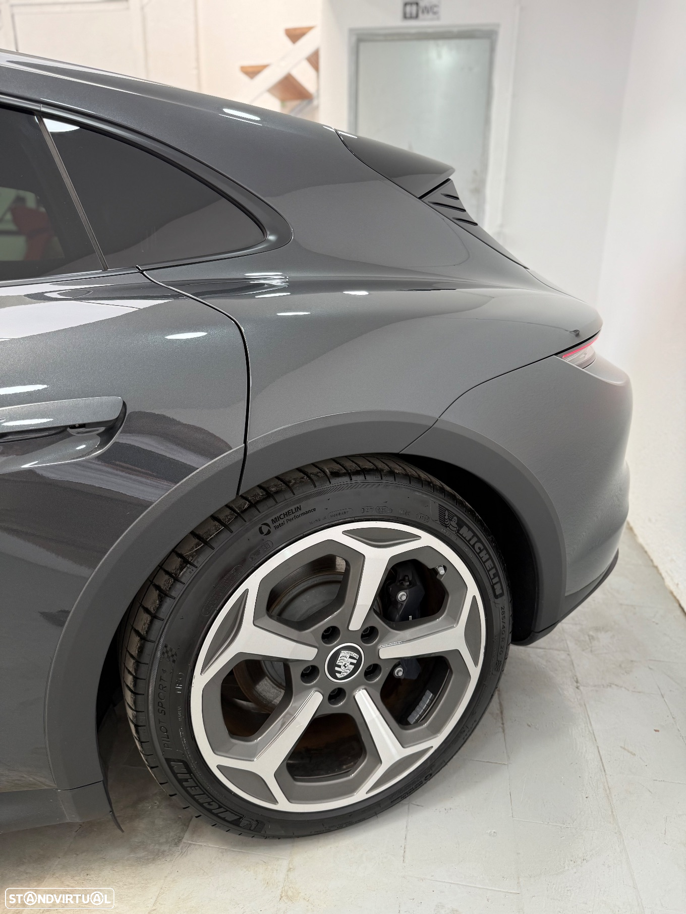 Porsche Taycan Cross Turismo 4 - 32