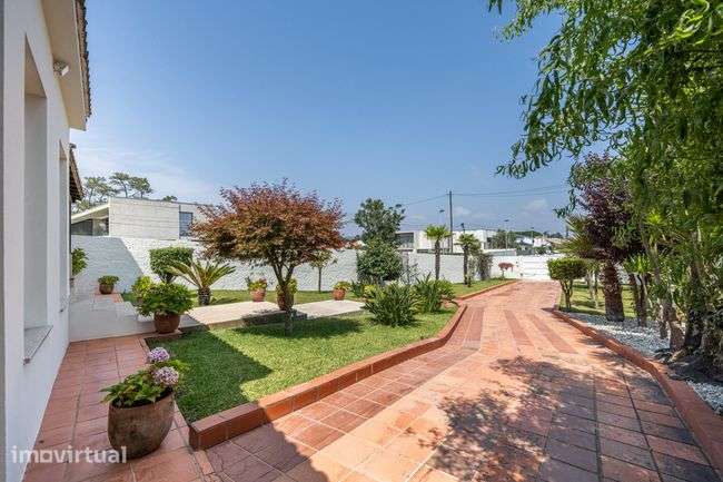 Moradia Térrea T3, 2 Minutos da Praia e Potencial para Piscina - Grande imagem: 4/33
