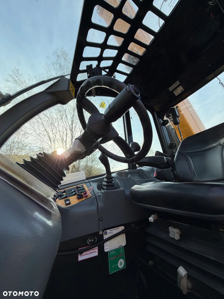 Haulotte HTL 4017 Ładowarka Teleskopowa Dźwig 17m. z Bocianem 22m. Łyżka szufla. widły z Hydraulicznym posuwem! Maszyna z Komuny Norweskiej! Jak Nowa z Salonu. DEKRA aktualna na cały osprzęt! Kamera + szybkozłącze! Bocian 5m. Szybka wolna jazda! Pełna Dokumentacja Serwisowa! Opony zero zużycia! Zero luzów i wycieków! Stabilizatory 2ośie. Wielka Okazja 3430 mtg! Webasto. Gniazdo 220v. Bogata Wersja Norweska - 29