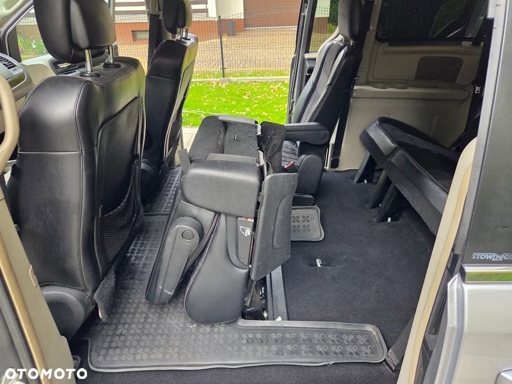Chrysler Town & Country - 27