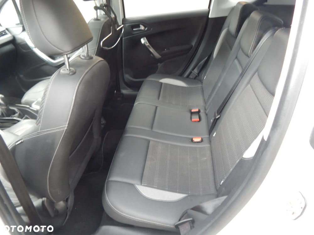 Peugeot 2008 1.2 Pure Tech Allure S&S - 10