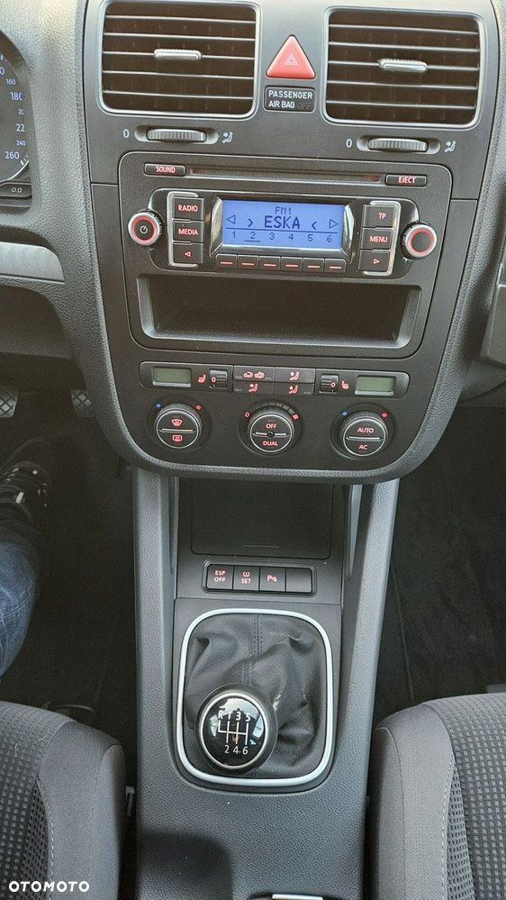 Volkswagen Golf 2.0 TDI DPF Highline - 26