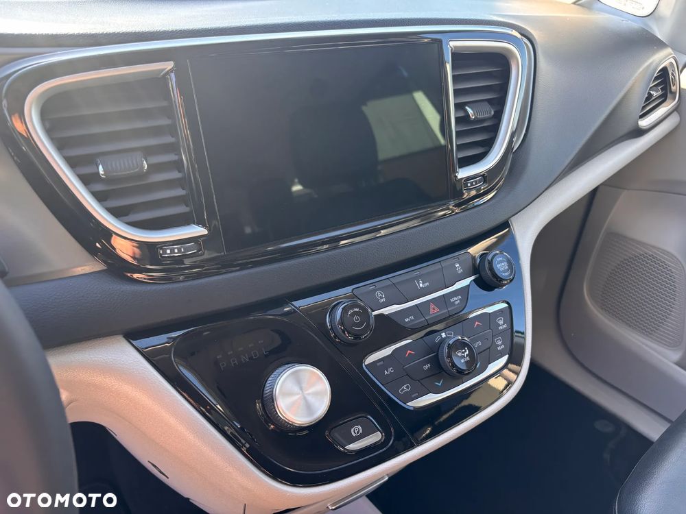 Chrysler Pacifica - 17