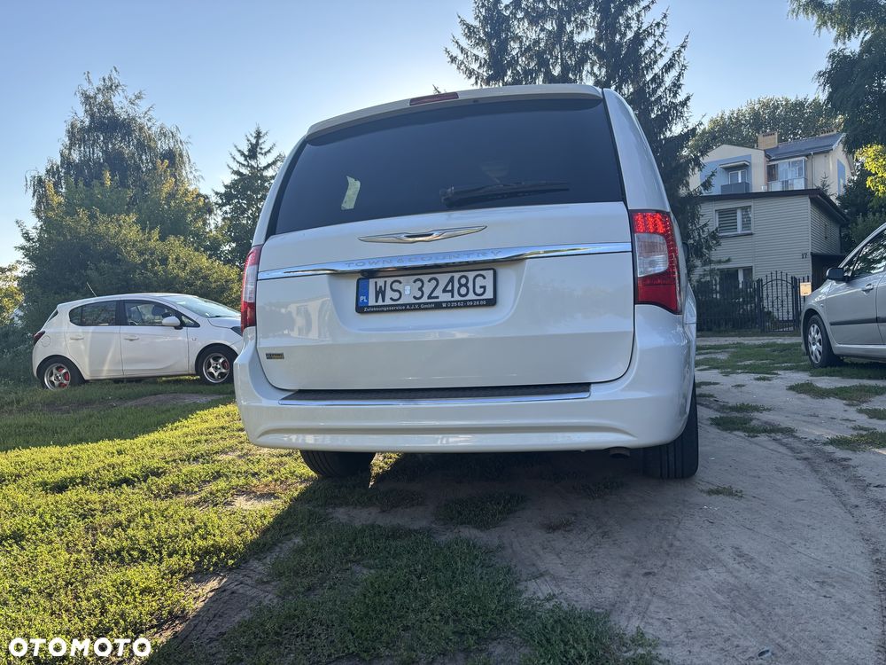 Chrysler Town & Country - 4