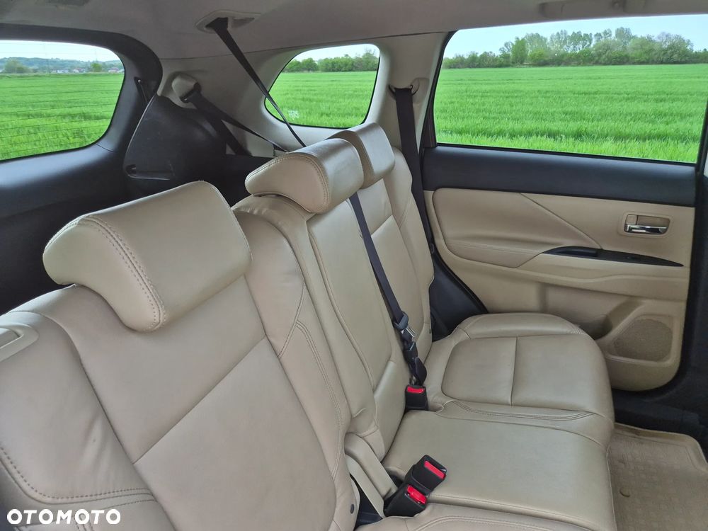 Mitsubishi Outlander 2.0 Instyle + 4WD CVT - 19