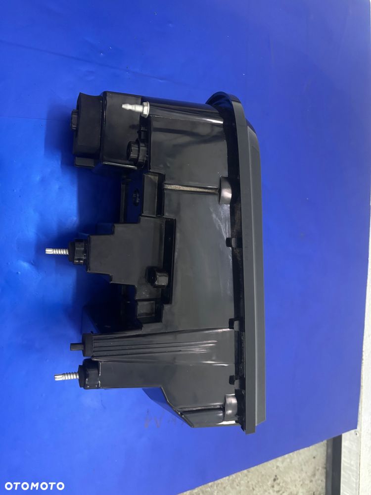 DODGE CHALLENGER 2017 LAMPA PRAWY TYL TYLNA - 4