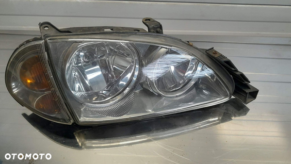 Toyota Avensis T22 Lampa przednia prawa