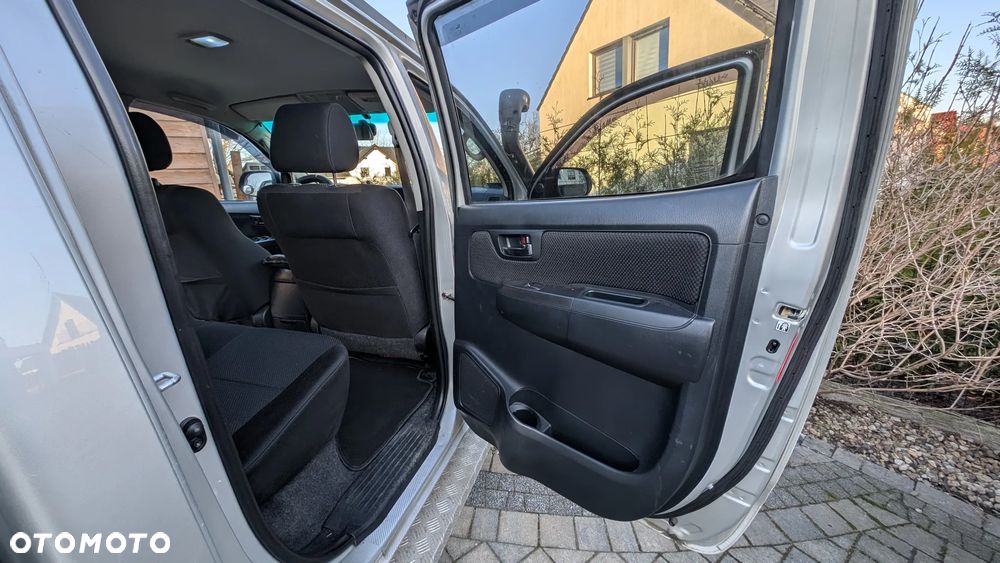 Toyota Hilux 2.5 D-4D SR - 21