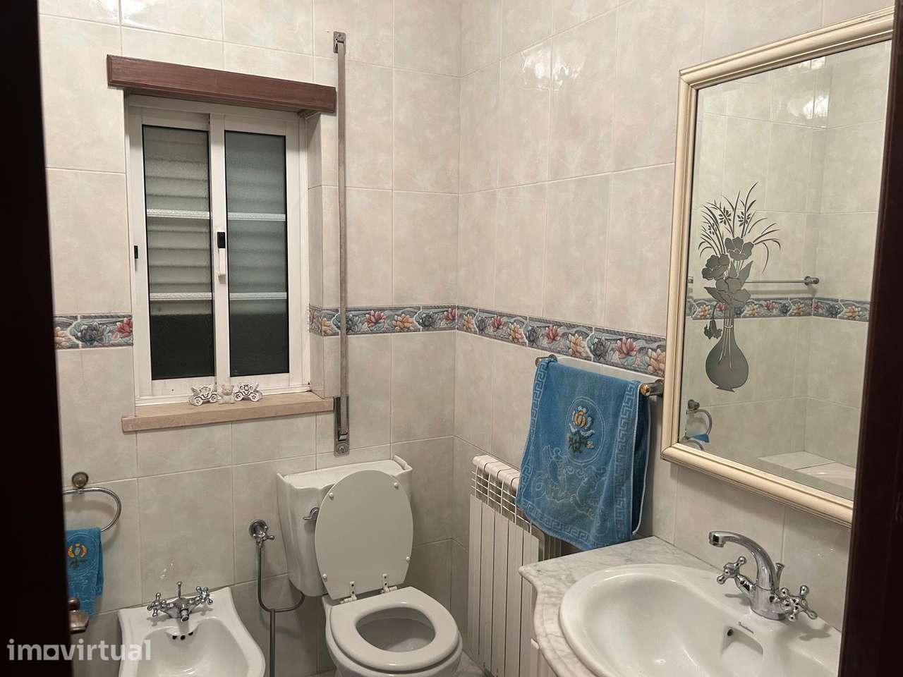 Quarto espaçoso com varanda - Grande imagem: 3/5