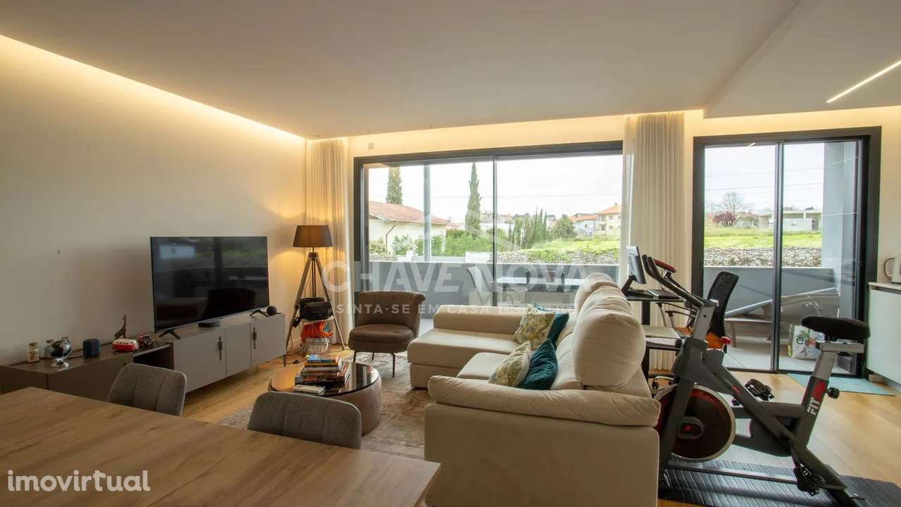 Apartamento T2 em Rés do Chão elevado Madalena, perto da Linha Férrea - Grande imagem: 2/27