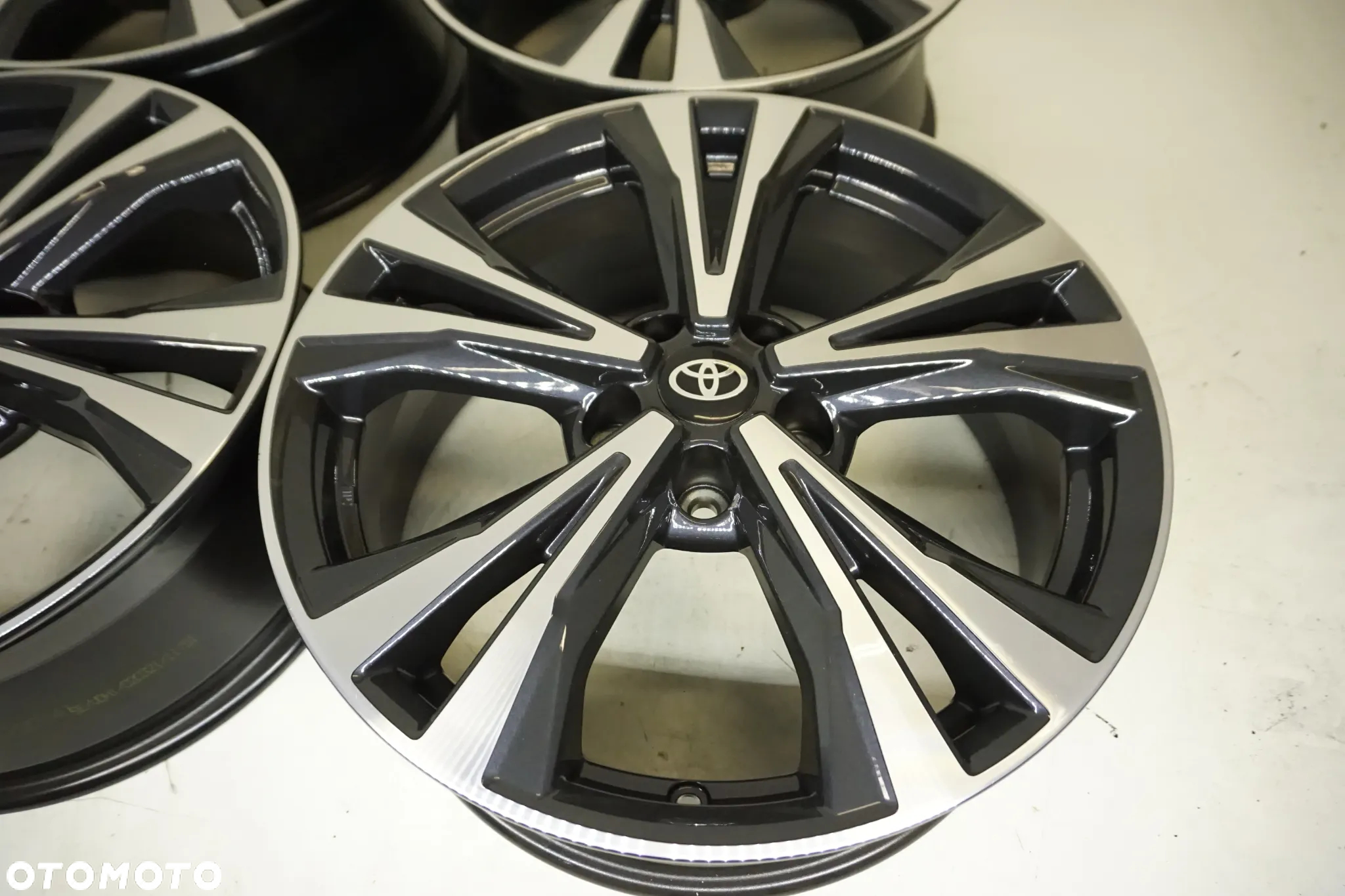 FELGI ALUMINIOWE 18 TOYOTA  CH-R AURIS AVENSIS RAV 4 COROLLA VERSO YARIS CROSS CAMRY  5X114,3 - 5