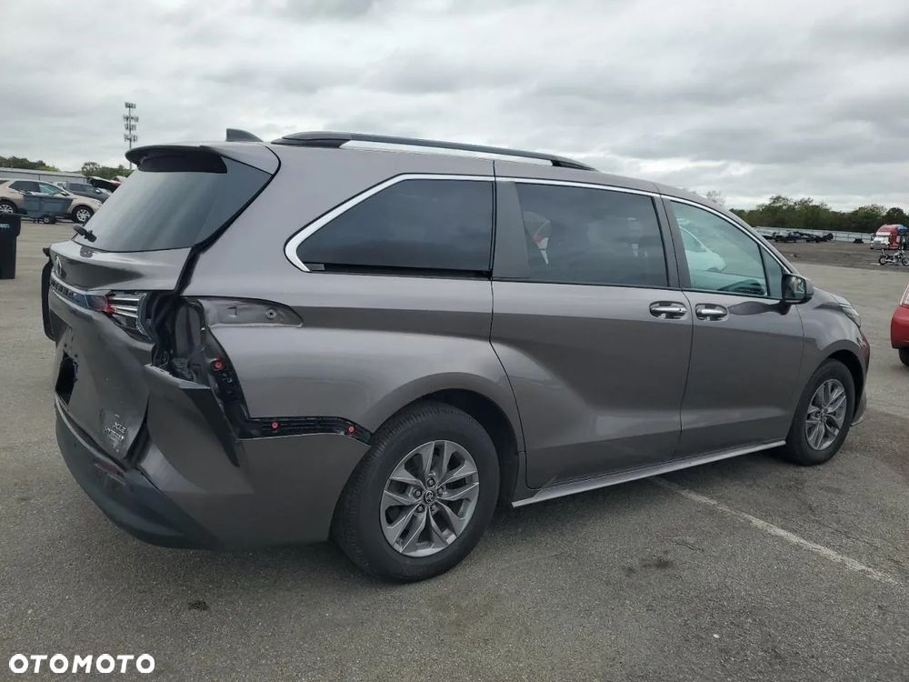 Toyota Sienna - 4