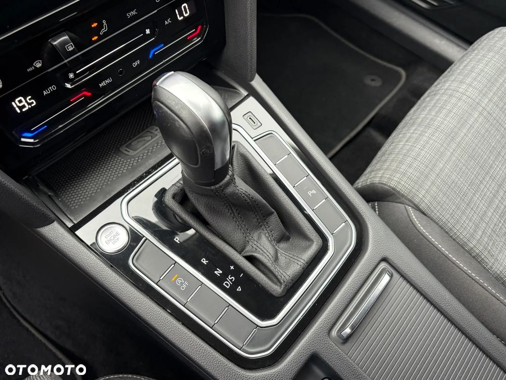 Volkswagen Passat Variant 2.0 TDI SCR DSG Conceptline - 27