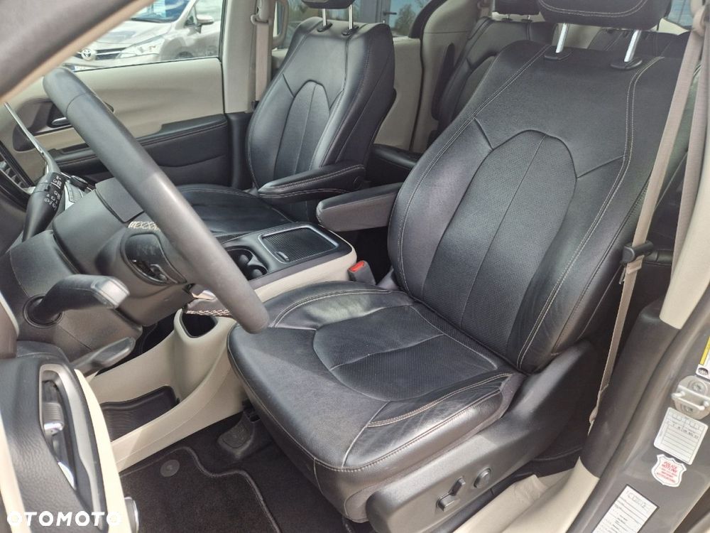 Chrysler Pacifica - 11