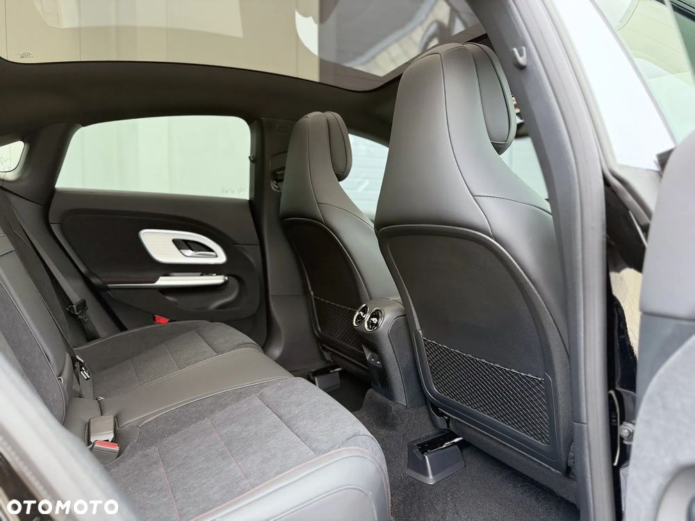 Mercedes-Benz CLA - 32