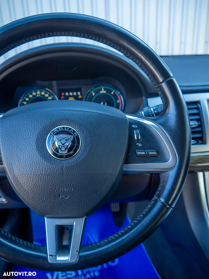 Jaguar XF 2.2D - 28