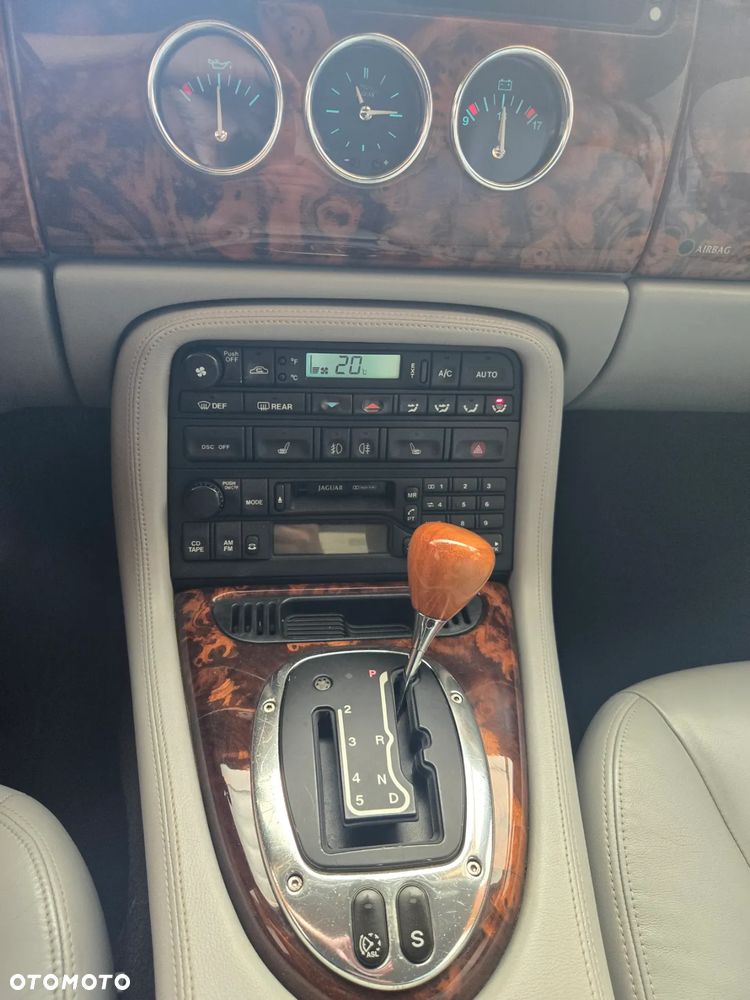 Jaguar XK8 Coupe - 17