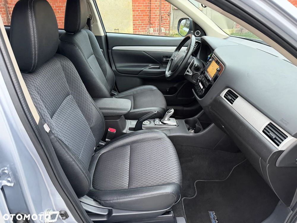 Mitsubishi Outlander 2.0 4WD Plus - 5