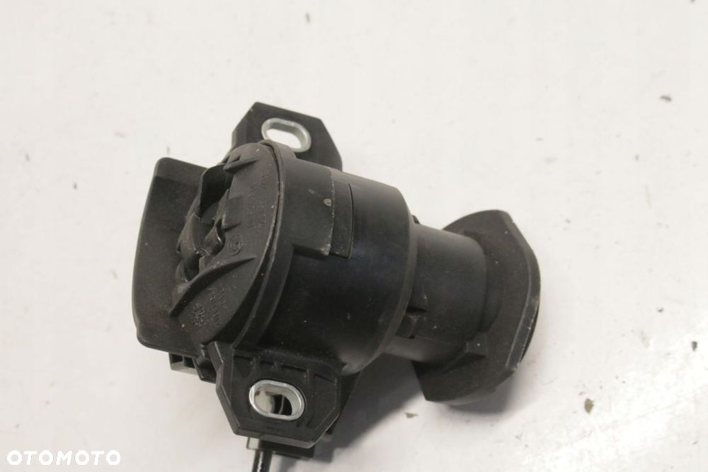 zamek klapy bagażnika BMW E90 - 5