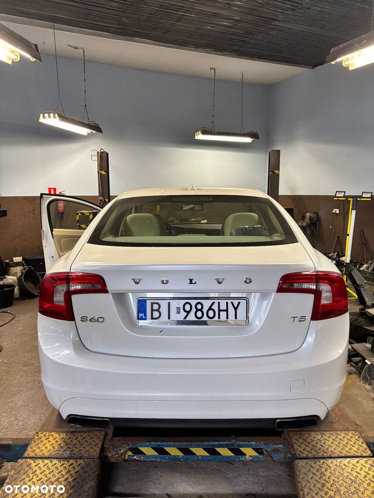 Volvo S60 T5 Drive-E Dynamic Edition (Kinetic) - 5