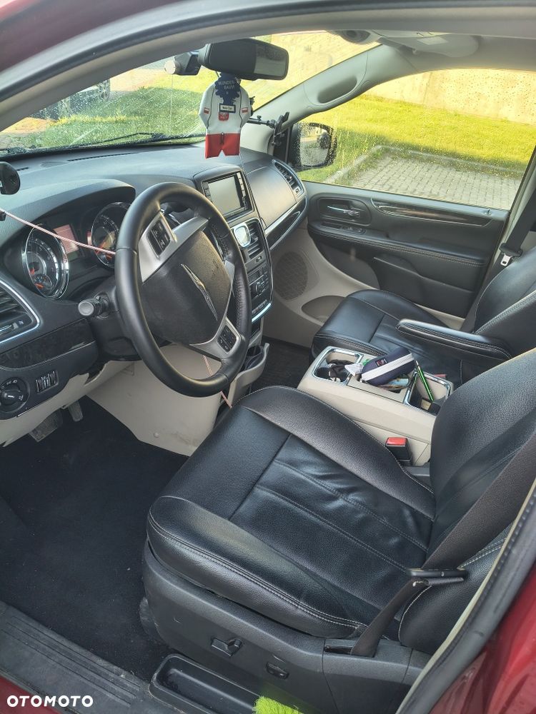 Chrysler Town & Country - 6