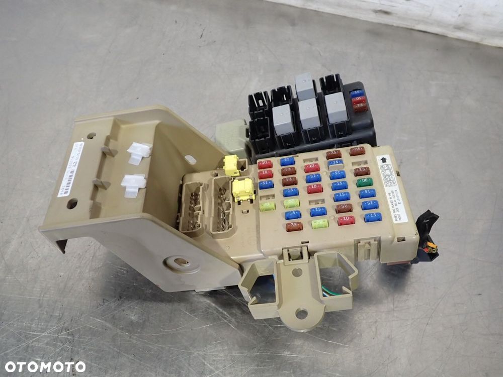 SKRZYNKA BEZPIECZNIKÓW SUBARU IMPREZA 1.5 82201FG010 - 2