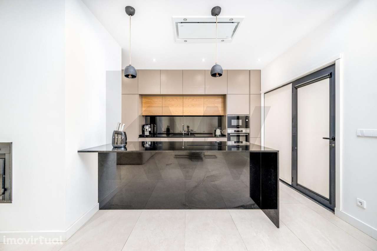 Moradia T4 isolada com generoso espaço exterior em Canelas - Grande imagem: 4/31