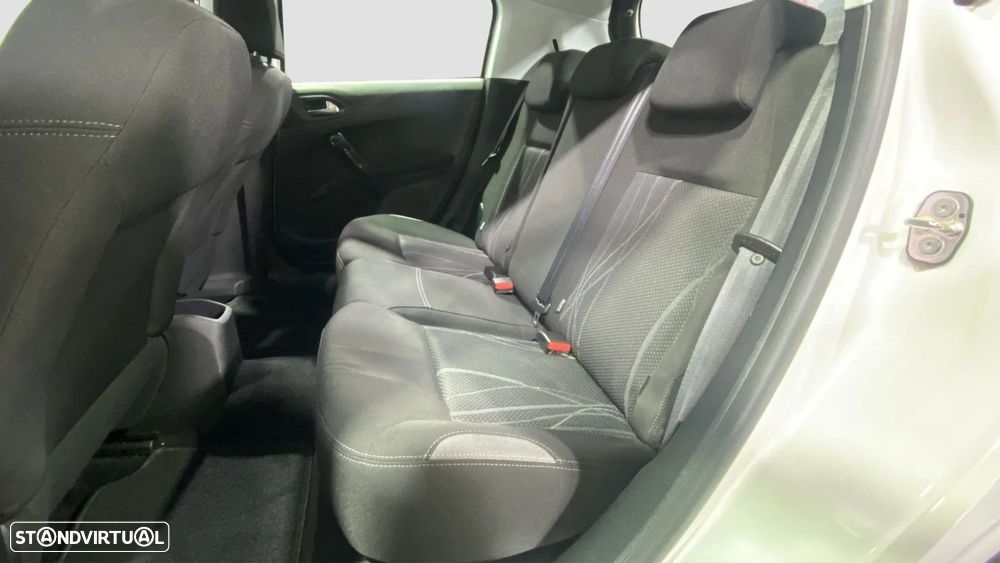 Peugeot 208 1.2 PureTech Signature - 6