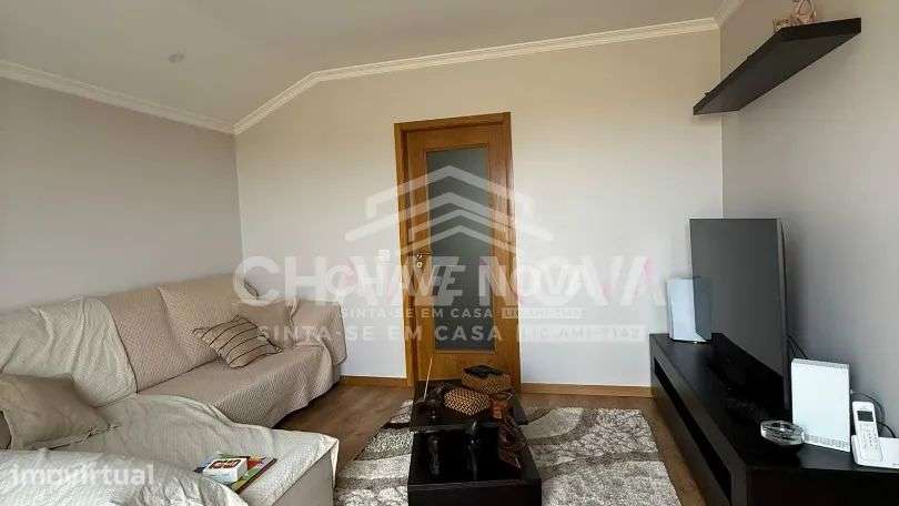 Apartamento T2 no último andar com 3 varandas e garagem - Grande imagem: 2/16