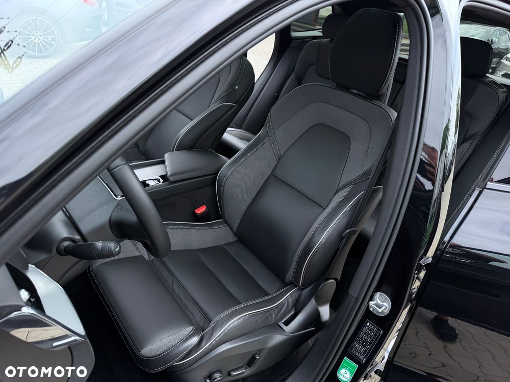 Volvo XC 60 B4 D AWD Plus Dark - 32