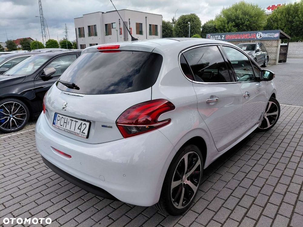 Peugeot 208 - 8